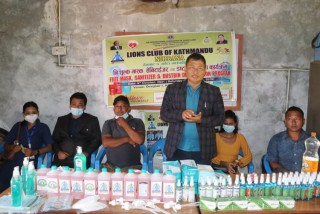 लायन्स क्लब काठमाडौ र अरुणा आयुर्वेदिक क्लिनिकद्वारा देवघाटमा माक्स, सेनिटाइजर तथा डष्टविन वितरण