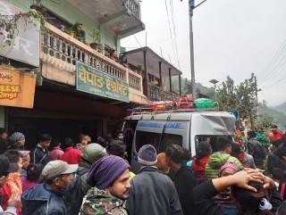 इच्छाकामनाको फिस्लिङ बजारमा घरभित्रै माईक्रो बस छिरेपछि...