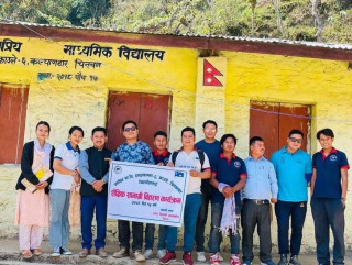 मगर विद्यार्थी संघ चितवनद्वारा जनप्रियका २३ विद्यार्थीलाई शैक्षिक सामग्री