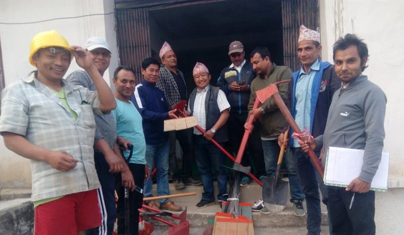 डिभिजन वन कार्यालयद्वारा १४ सामुदायिक वनलाई अग्नि नियन्त्रक औजार