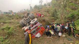 तनहुँको नयाँबस्तीमा डिजेल बोकेको ट्याङ्कर दुर्घटना,