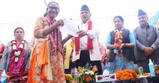भरतपुरका ४६ भूमिहीन दलितलाई लालपुर्जा वितरण, प्रचण्डले भने- यो ऐतिहासिक दिन हो