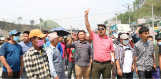 सडक मर्मतको माग राख्दै चरणवद्ध आन्दोलन सुरु,सम्बन्धीत निकायको ध्यानाकर्षण गर्न १५ मिनेट राजमार्ग बन्द
