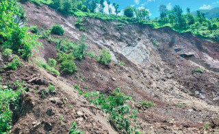 रुकुम पश्चिमको जिल्ला सदरमुकामको एक बस्ती जोखिममा