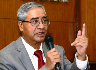प्रधानमन्त्रीलाई भेट्दै निर्वाचन आयोगका पदाधिकारी