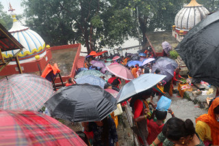 देवघाटमा आउने तिर्थालू भक्तजननहरुलाई रोकेन निरन्तर परी रहेको झरीवर्षाले(फोटो फिचर)