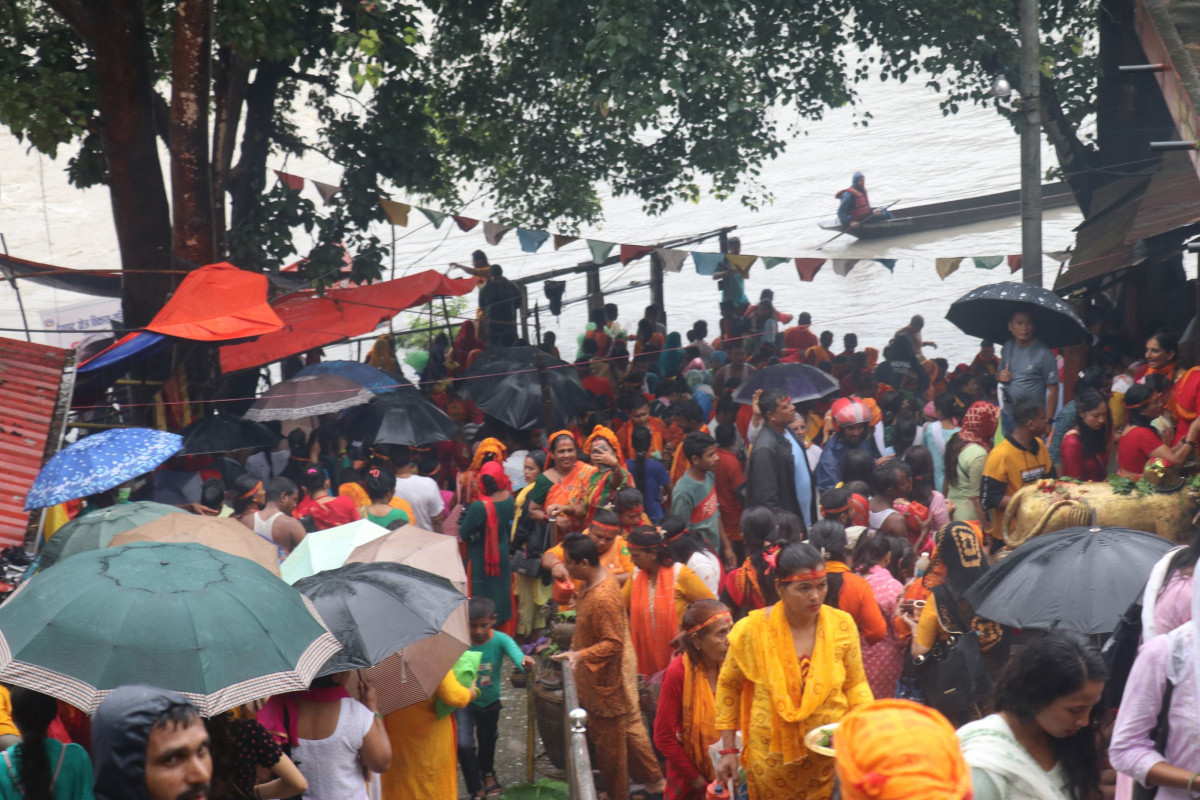 देवघाटमा आउने तिर्थालु भक्तजनहरुलाई रोकेन निरन्तरको झरीवर्षाले