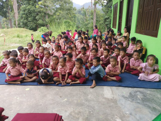 वराह आधारभूत विद्यालयका ९० जना बिद्यार्थीहरुलाई पोशाक वितरण