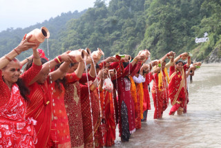 दुर्गा मन्दिर संरक्षण संस्थाको आयोजनामा दुर्गा मन्दिर देखी बेणी संगम सम्म कलश यात्रा