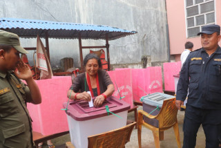 आसन्न निर्वाचनलाई लक्षित गर्दै जिल्ला निर्वाचन कार्यालय तनहुँले  देवघाट गाउँपालिकामा नमूना मतदान गरे