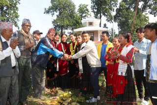 राइजिङ्ग स्टार युवा क्लब देवघाटले देउसी भैलोबाट उठाएको १ लाख १ सय रुपैयाँ कालिका मन्दिरलाई हस्तान्तरण