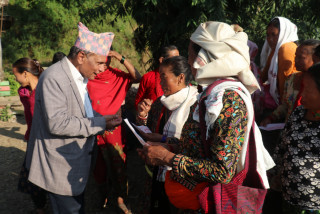 घरदैलोमा व्यस्त उम्मेदवार हरि बहादुर चुमान