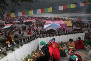 देवघाटमा पितृको नाममा बत्ती बाल्ने भक्तजनहरू घुइँचो 