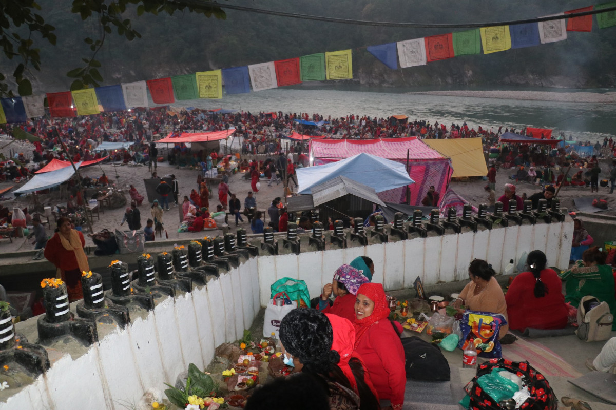देवघाटमा पितृको नाममा बत्ती बाल्ने भक्तजनहरू घुइँचो 