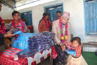 वडा अध्यक्ष कुँवरले आफुले पाउने सेवा बापतको रकम विद्यार्थीहरुको शैक्षिक सामाग्री र न्यानो कपडामा