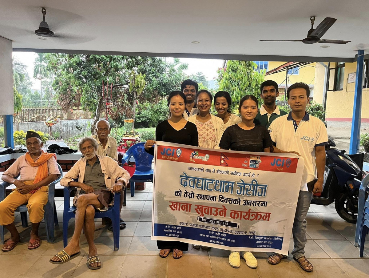 देवघाटधाम जेसीजको स्थापना दिवसमा वृद्धा आमाबुवालाई भोजन