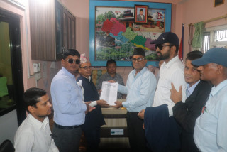 शिक्षकहरूद्वारा देवघाट गाउँपालिकालाई ज्ञापनपत्र बुझाए