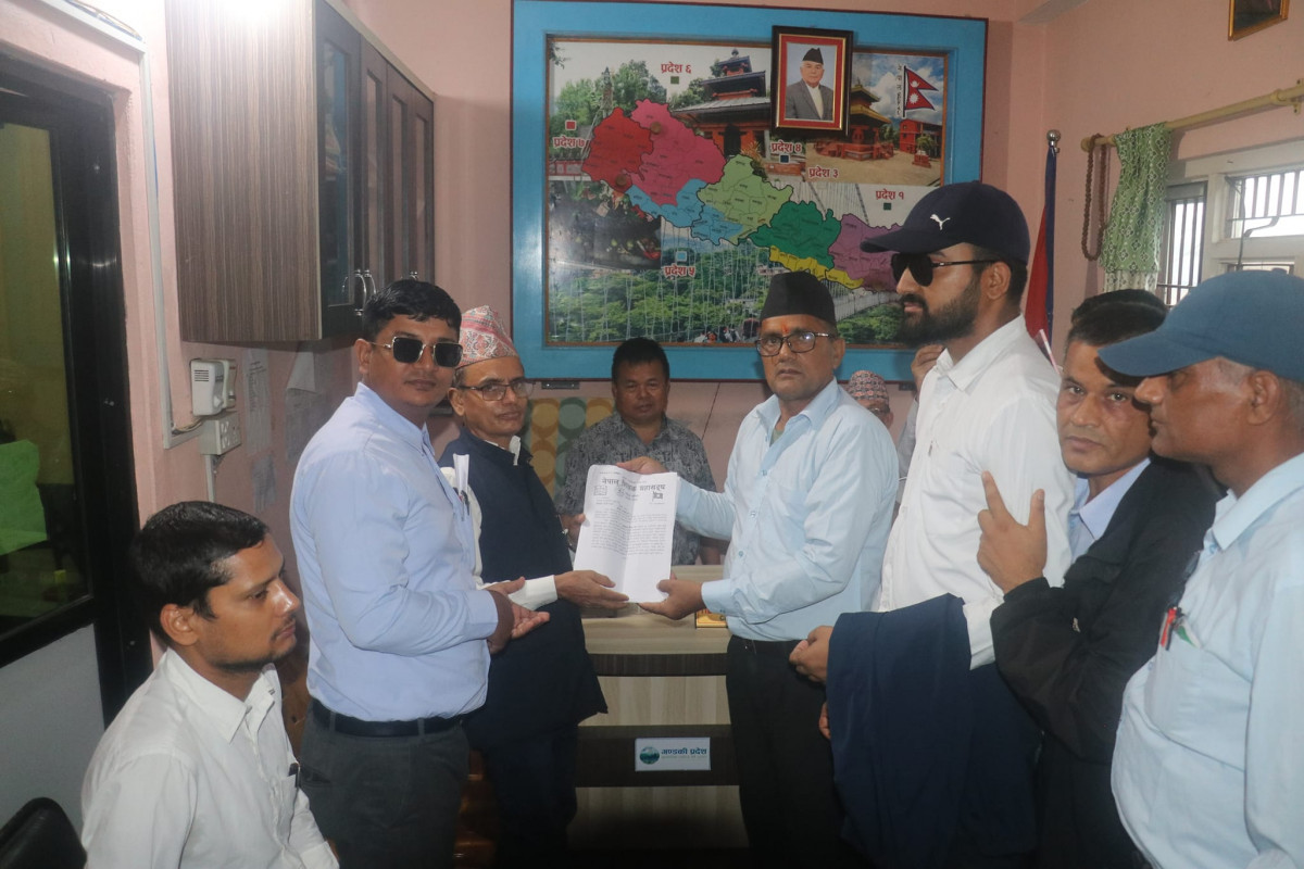 शिक्षकहरूद्वारा देवघाट गाउँपालिकालाई ज्ञापनपत्र बुझाए