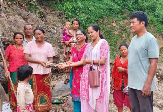 चक्रबर्ती सामाजिक उद्यमी महिला सहकारीद्वारा बाढी पीडितलाई सहयोग 