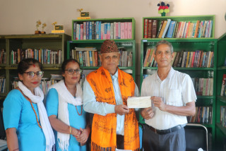 देवघाटका वडा अध्यक्ष कुँवरले आफ्नो मासिक पारिश्रमिक वापत प्राप्त रकम निर्माणाधीन सार्वजानिक पुस्तकालयलाई