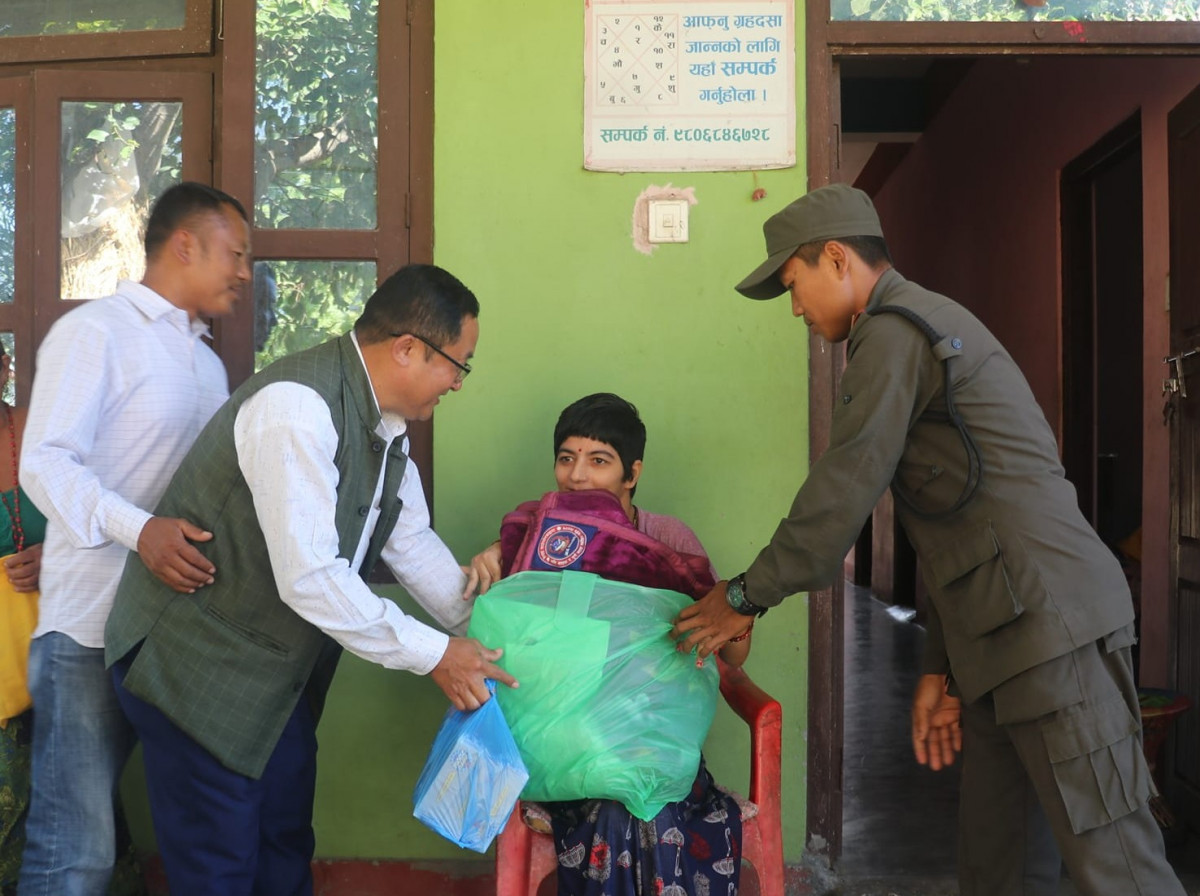 देवघाटका उपाध्यक्ष गुरूङले अपाङ्गता भएका व्यक्तिहरूलाई घर-घरमा पुगि लत्ताकपडा वितरण