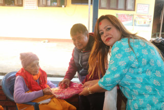 एन.आर.एन.ए.बेल्जियमद्वारा देवघाटका ७० जना बृद्धबृद्धालाई न्यान्नो लत्ताकपडा