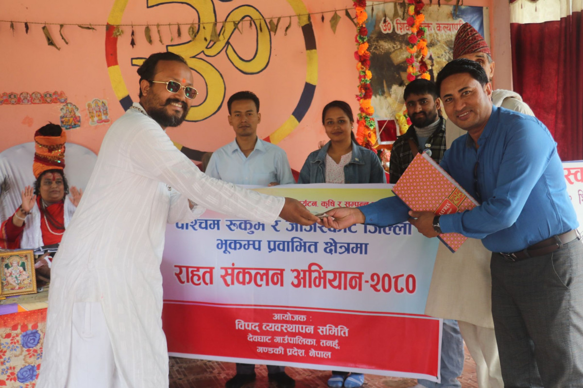 देवघाटका कन्या गुरूकुलम् द्वारा  रूकुम जाजरकोटका भुकम्प पिडितलाई सहयोग