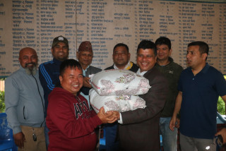 तनहुँ सेवा केन्द्र युएईद्वारा देवघाट समाज कल्याण केन्द्रलाई सहयोग हस्तान्तरण