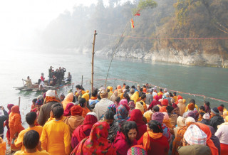 देवघाटमा बाँसको लिङ्गो गाडेर माघेसङ्क्रान्ति मेलाको शुभारम्भ