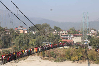 देवघाटको झोलुङ्गे पुल जोखिममा