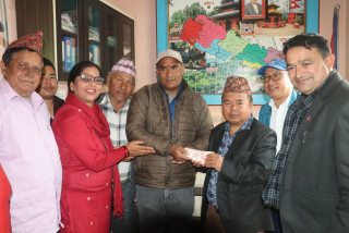 आगलागीबाट घर नष्ट भएको देवघाटकी गौमाँयालाई वन वातावरण तथा जिल्ला विपद शाखाद्वारा आर्थिक सहयोग