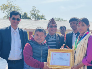विद्यार्थीलाई खेल क्षेत्रमा हौसला दिन विद्यालयमै गएर देवघाट गाउँपालिकाले गरे सम्मान