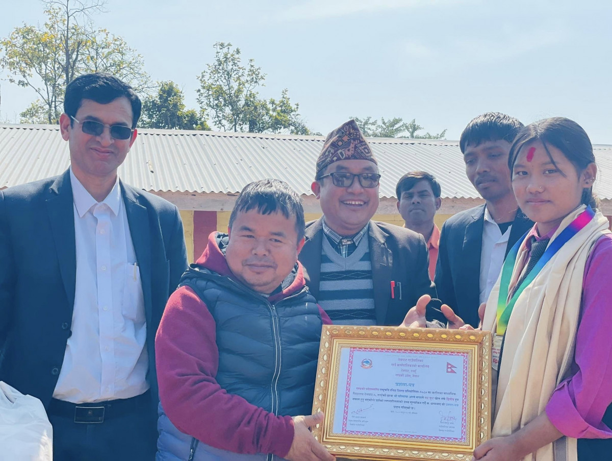 विद्यार्थीलाई खेल क्षेत्रमा हौसला दिन विद्यालयमै गएर देवघाट गाउँपालिकाले गरे सम्मान