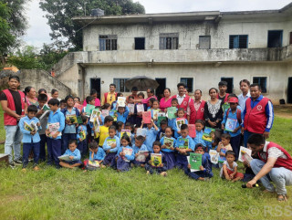 फालिएका बोत्तल बेचेर दाङका विद्यार्थीलाई शैक्षिक सामग्री