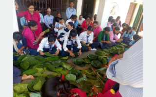 विद्यार्थीलाई टपरी र चकटी बनाउने सीप सिकाउँदै मनोहर माध्यमिक विद्यालय