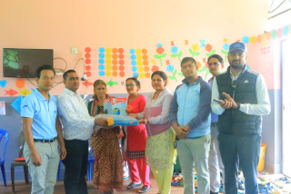 देवघाटधाम जेसीजद्वारा चक्रवर्ती आधारभूत विद्यालयमा शैक्षिक सामाग्री हस्तान्तरण