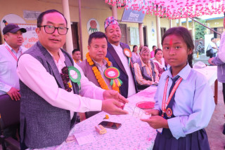 देवघाट गाउँपालिकाका उपाध्यक्ष गुरूङद्वारा बज्रयोगिनी माध्यमिक विद्यालयका ३ विद्यार्थीलाई छात्रवृत्ति