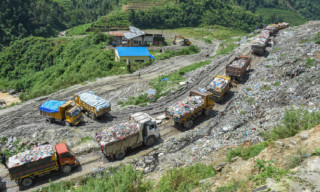 फोहोर बोकेर ल्यान्ड फिल साइट गएको काठमाडौं महानगरको ट्रक स्थानीयले रोके