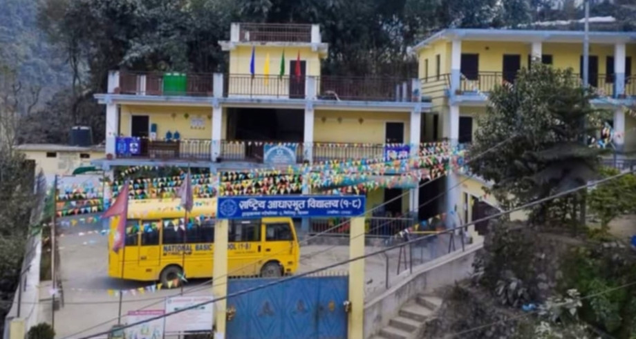 मासिक शुल्कको नाममा विद्यार्थीसँग अवैध रकम असुल्दै फिस्लिङको आधारभुत विद्यालय
