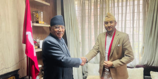 ‘प्रचण्ड’ र सञ्चार मन्त्री खरेलबीच भेटवार्ता