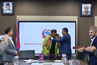 धादिङ बस दुर्घटनाका घाइतेको उद्धारमा सहयोग गर्ने थपलियालाई प्राधिकरणको सम्मान