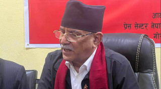 निर्वाचनबारे धारणा सार्वजनिक गर्न पत्रकार सम्मेलन गर्दै प्रचण्ड